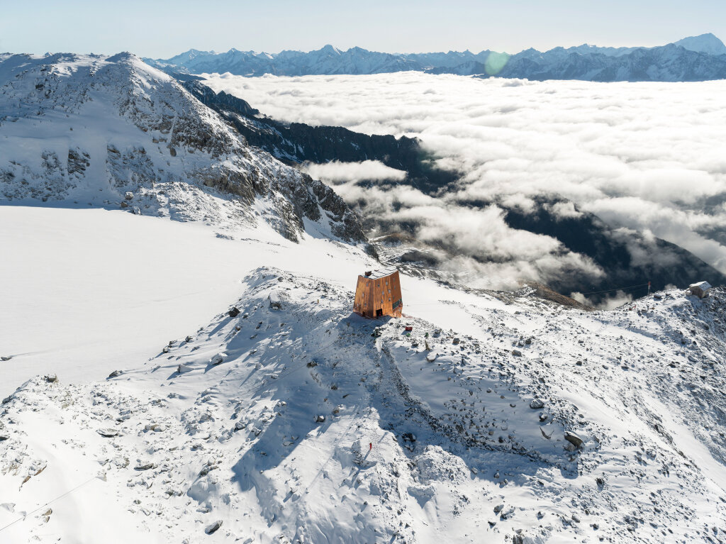 Ausstellung in der Galerie Prisma in Bozen (bis 12.1.). Im Bild die Schwarzensteinhütte. Foto: Büro Stifter + Bachmann