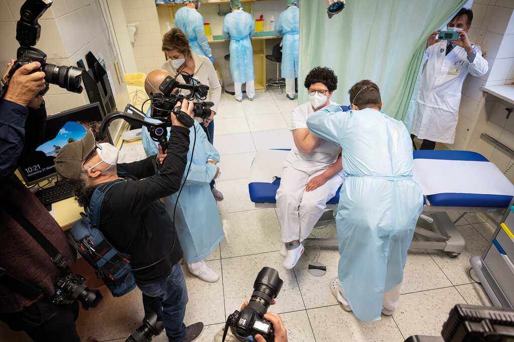 Die Krankenpflegerin Wilma Flunger wird als erste Südtirolerin geimpft: Es ist dies „ein einmaliger Tag“ und „der Anfang der Wende in der Pandemiebekämpfung“, sagt Gesundheitslandesrat Thomas Widmann. Foto: Ludwig Thalheimer
