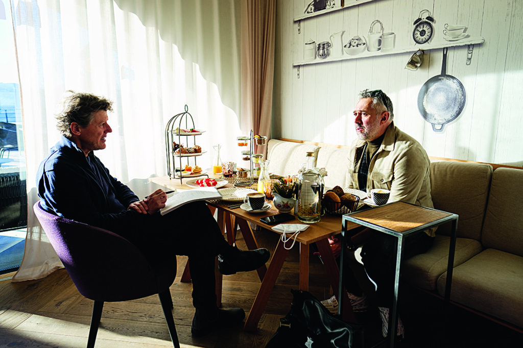 Markus Larcher mit Roland Trettl: Nach Reinhold Messner und Markus Lanz dürfte der „Rittner Lausbub“, der im Juli 50 Jahre alt geworden ist und sich selbst als Innovator und Styler bezeichnet, wohl zu den bekanntesten Südtirolern im (deutschsprachigen) Ausland zählen. Foto: Ludwig Thalheimer