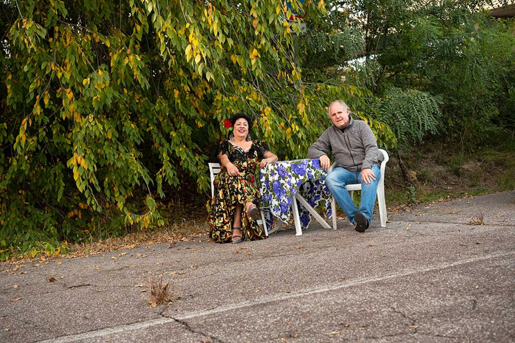 Bild rechts: Unser Fotograf Ludwig Thalheimer hat die Sinta-Frau Luciana Held vor 25 Jahren schon einmal fotografiert. Jetzt hat er sie für das Porträt in diesem Heft wieder getroffen. Held lebte da noch in ihrem Wohnwagen in Bozen-Süd, wo das Foto entstand. Jetzt musste sie den Platz räumen und zu ihrer Tochter nach Elba ziehen. Foto: Ludwig Thalheimer