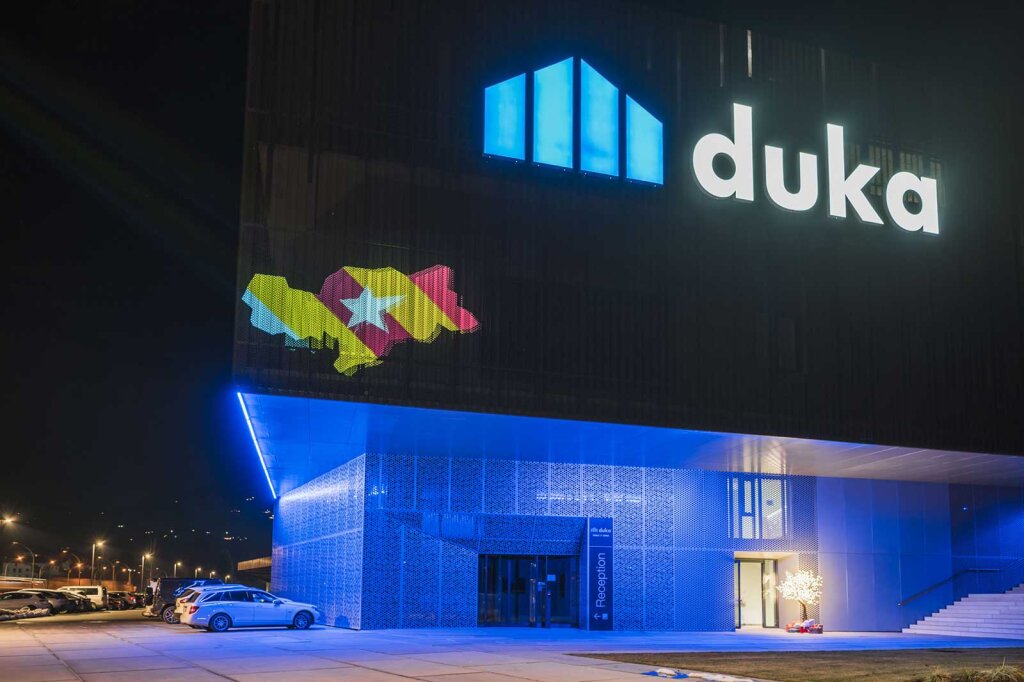 Immer in der Woche zwischen Weihnachten und Neujahr findet das Südstern-Jahresevent statt. Dieses Jahr erstmals im Unternehmen Duka in Brixen. Der Marktführer für maßgefertigte Duschkabinen in Europa fertigt hier pro Tag über 1.000 Duschkabinen. Foto: Andreas Senoner