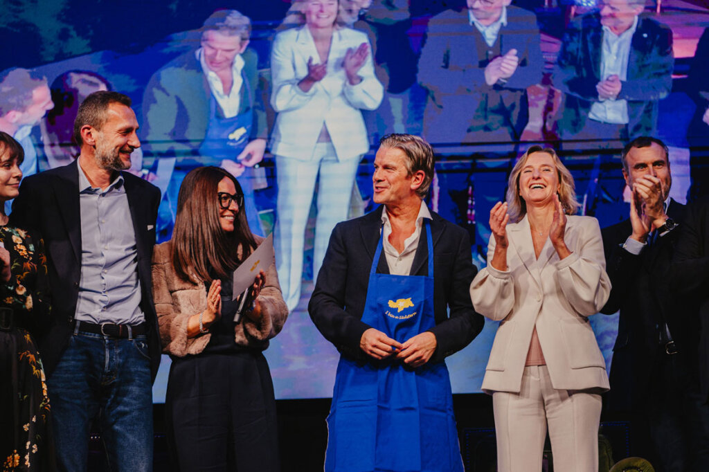 Der Fernsehmoderator, Dokumentarfilmer, Fotograf und Podcaster Markus Lanz im blauen Schurz