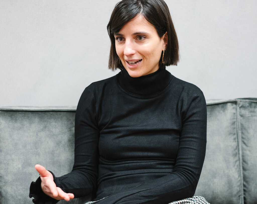 Julia Tappeiner arbeitet seit drei Jahren in Berlin, sie hat sich dem „konstruktiven Journalismus“ verschrieben: „Es geht nicht darum, sich eine rosarote Brille aufzusetzen.“ Foto: Ludwig Thalheimer
