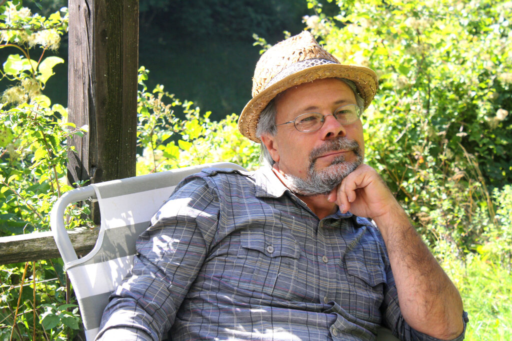 Konrad Walter im Permakultur-Gemeinschaftsgarten Guggenberg in Ulten – eines der vielen Projekte, in denen er sich engagierte. „Er war ein leiser Mensch“, schreiben seine Guggenberg-Weggefährtinnen Elisabeth Hofer und Heidi Pichler, „aber immer sehr aufmerksam und achtsam.“ Foto: Archiv Elisabeth Hofer