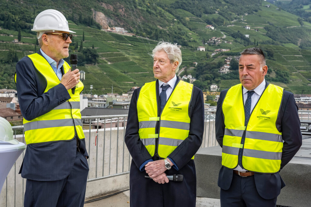 Heinz Peter Hager mit Renzo Caramaschi und Stephan Konder (von links) bei der „Firstfeier“ des Waltherparks: „Als ob es ihr Projekt wäre.“ Foto: Othmar Seehauser