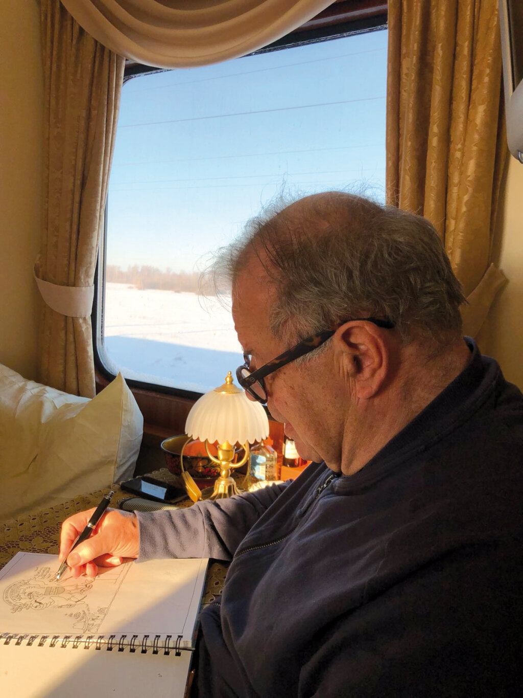Im Zug (rechts): ff-Karikaturist Hans Peter Demetz in der transsibirischen Eisenbahn auf dem Weg in die Mongolei. Aus dem Zug kamen die Karikaturen für diese und die vorherige Ausgabe. Foto: HPD