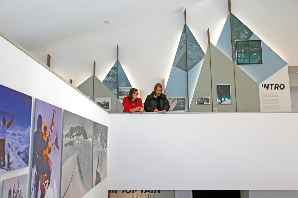 Georg Mair zu Besuch im neuen Fotomuseum auf dem Kronplatz, mit Thina Adams, der Leiterin des Hauses. Foto: Alexander Alber