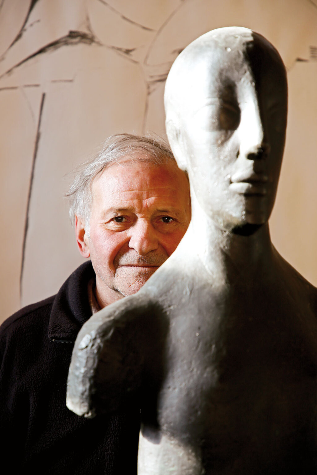 Der Bildhauer Franz Kehrer und die Figuren, die als Modelle für seine großen Arbeiten dienen: „Ganz normale Arbeit.“ Foto: Alexander Alber