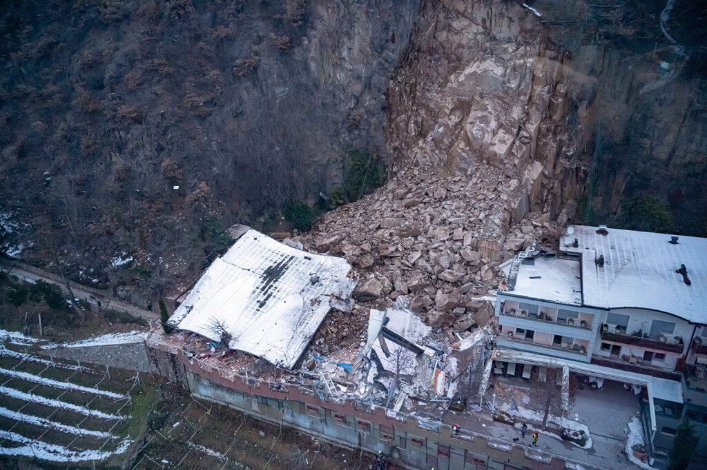 Tonnen von Fels: Am 5. Jänner wurde das Hotel Eberle oberhalb von Bozen nahezu vollständig zerstört. Foto: Othmar Seehauser