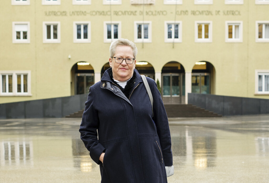 Paula Bacher vor dem Landtagsgebäude: „Politisch deckt sie breite Schnittmengen zwischen Arbeitnehmern und Volkstumspolitikern ab.“ (Hans Heiss) Foto: Ludwig Thalheimer