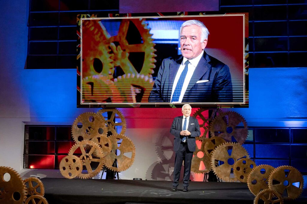 „Weg vom Mehr hin zum Besser“, forderte Heiner Oberrauch, der Präsident des Südtiroler Unternehmerverbandes, am Montagabend beim traditionellen Unternehmerempfang in der Cran Hall des Noi Tech Parks in Bozen Süd. Foto: Manuela Tessaro