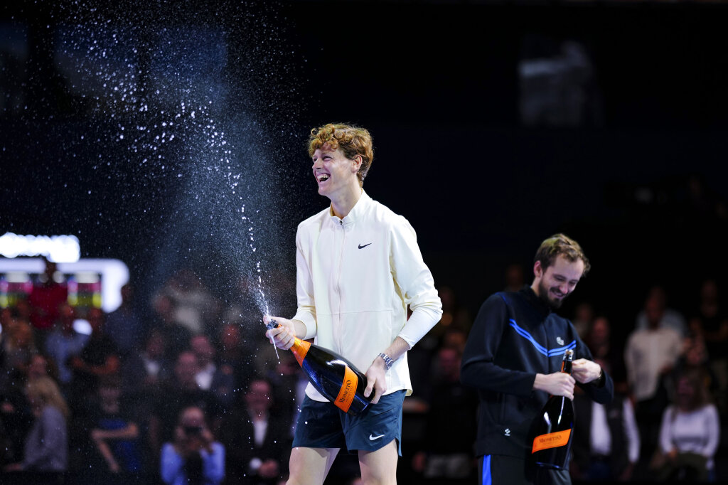 „Iatz redmo amol deitsch“, mit diesem Sager eroberte Jannik Sinner die Herzen der Zuschauer in Wien. Hier gewann er Ende Oktober das ATP-Finale gegen den Weltranglistendritten Daniil Medvedev. Es war der Auftakt eines Herbstes, in dem der Sextner Sportgeschichte geschrieben hat. Foto: APA/Eva Manhart