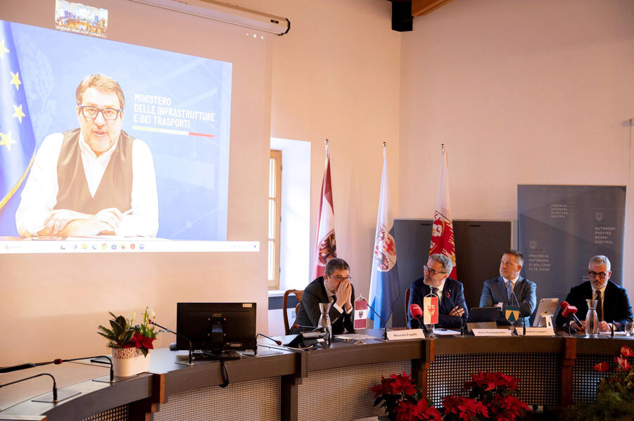 „Ich stehe zu eurer Verfügung“, sagte der in Salurn zugeschaltete Verkehrsminister Matteo Salvini in Richtung Maurizio Fugatti, Arno Kompatscher, Roland Lazzeri und Mattia Palazzi (von links). Foto: LPA/Manuela Tessaro