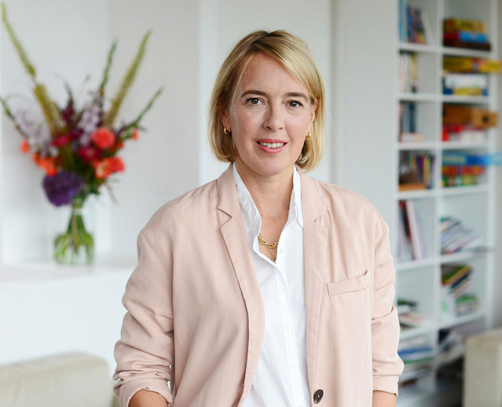 „Je länger der Anlagehorizont, desto höher kann der Aktienanteil sein“, rät die Finanzkolumnistin Christiane von Hardenberg. Optimistisch stimmt sie auch im Jahr 2025 der amerikanische Aktienmarkt: „Die USA haben einfach das bessere und robustere Wirtschaftswachstum als wir in Europa.“ Foto: Maria Schiffer Photography