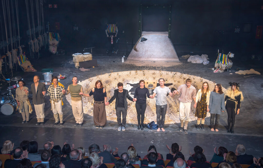Applaus, Applaus: Das Ensemble der Vereinigten Bühnen Bozen nehmen nach der Premiere von „Immer noch Sturm“ Regisseurin, Sounddesignerin und Ausstatterin in die Mitte. Foto: Othmar Seehauser