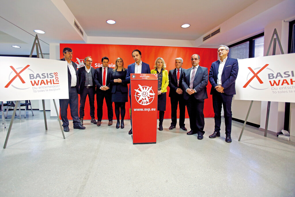 Das „SVP-Team“ (von links): Plangger, Schullian, Durnwalder, Gebhard, Achammer, Unterberger, Mayr, Dalsass, Steger. Foto: Alexander Alber
