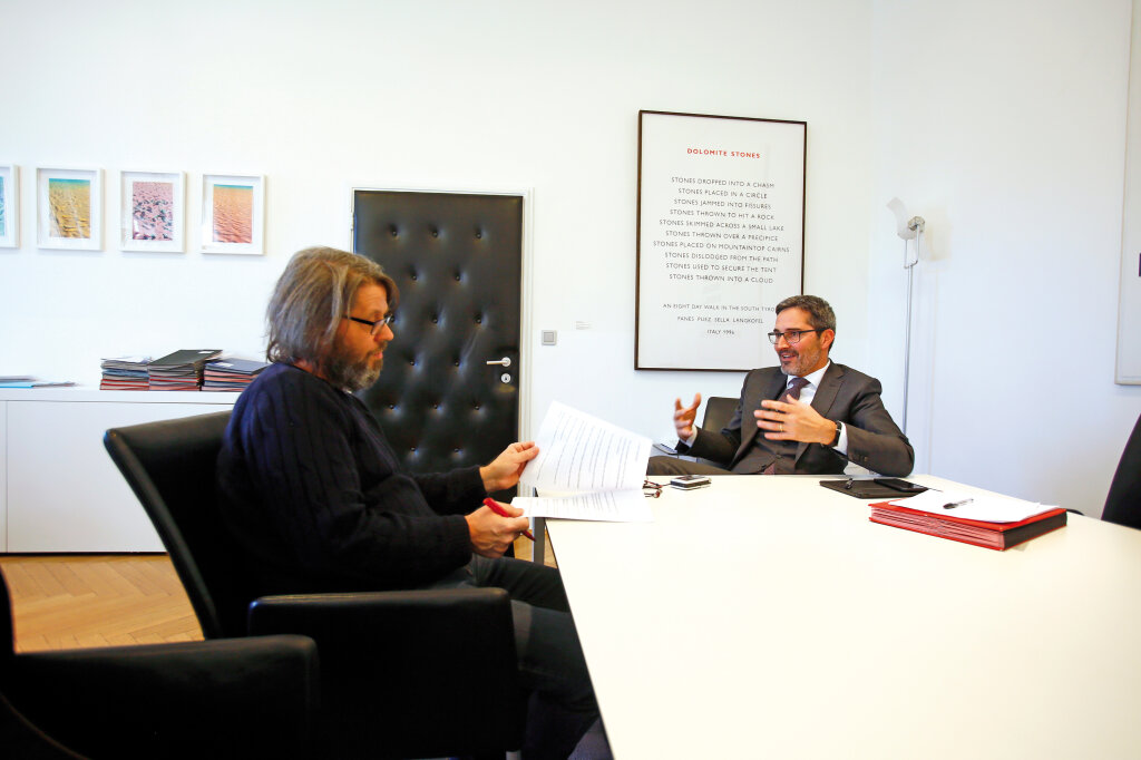 Georg Mair spricht mit Landeshauptmann Arno Kompatscher über die Veränderung der neuen Landesregierung. Foto: Alexander Alber