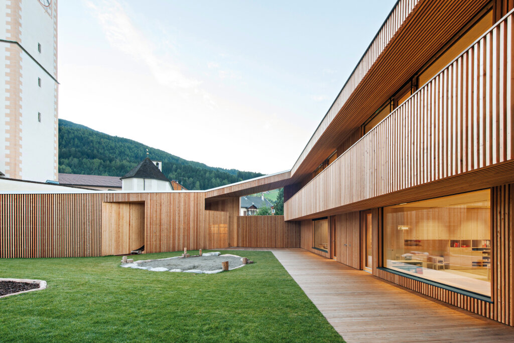 Der Kindergarten in Olang, konzipiert vom Architekturbüro Feld 72, wurde in der Kategorie öffentliche Bauten mit dem Südtiroler Architekturpreis ausgezeichnet. Foto: Turris Babel/Hertha Hurnaus