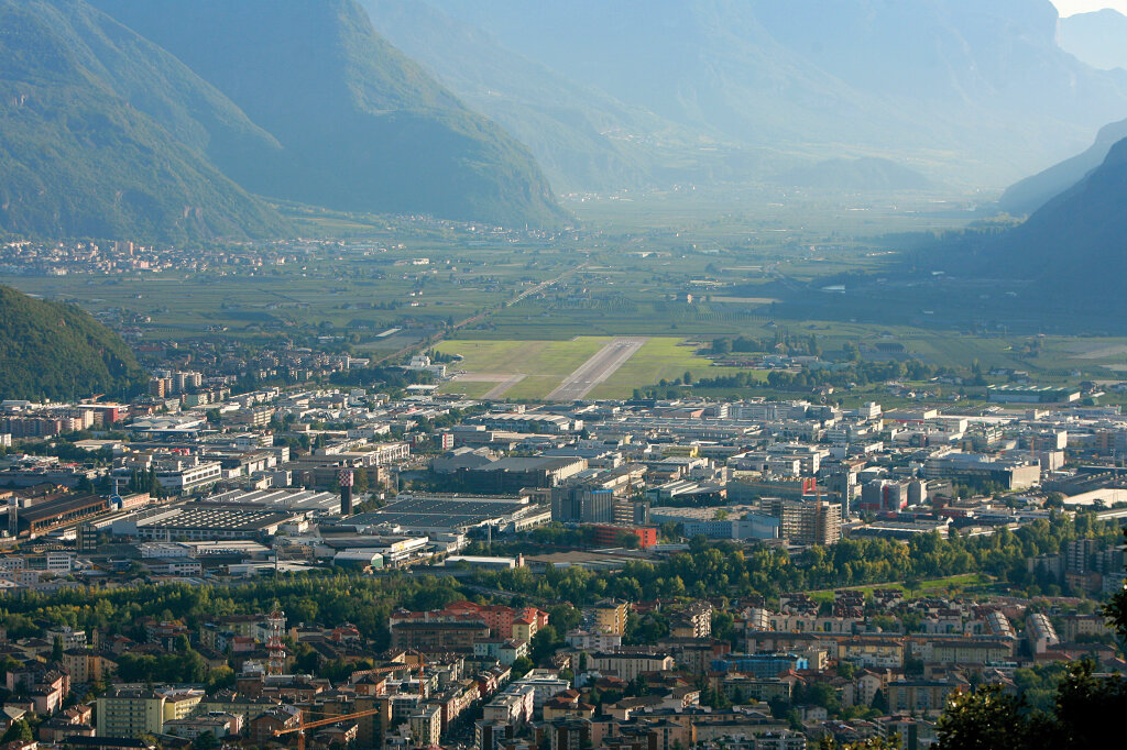 Flughafen Bozen: Zur Flughafengesellschaft ABD gehören rund 16 Hektar Grund, davon ein schöner Teil Apfelwiesen. Allein diese Apfelwiesen sind mehr wert als die geforderten 4 Millionen Euro. Foto: Alexander Alber