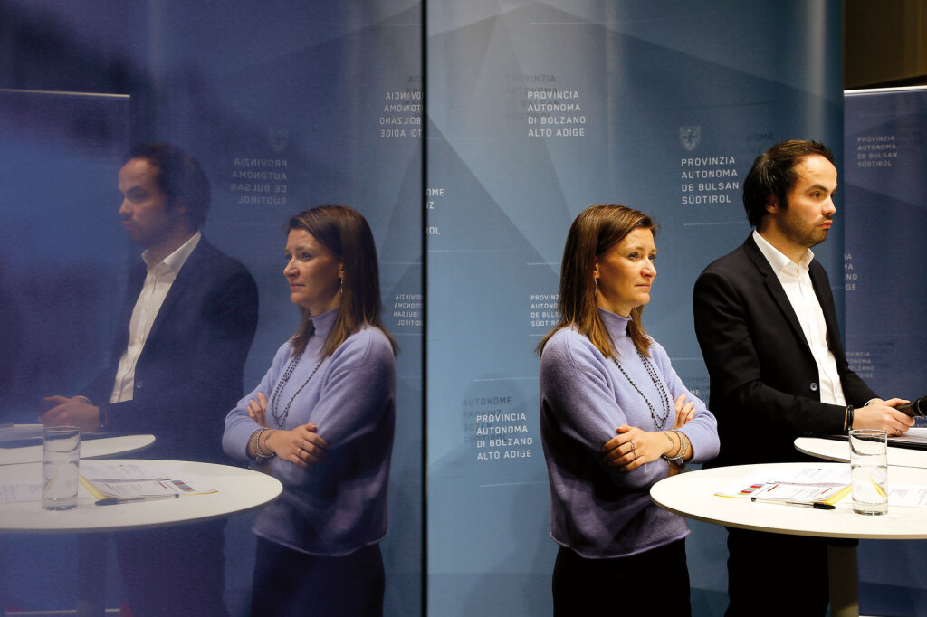 Lehrbefähigung fällt jetzt in die Zuständigkeit des Landes: Landesrat Philipp Achammer mit Landesschuldirektorin Sigrun Falkensteiner bei der Pressekonferenz zur Vorstellung des „Südtiroler Weges“. Foto: Alexander Alber