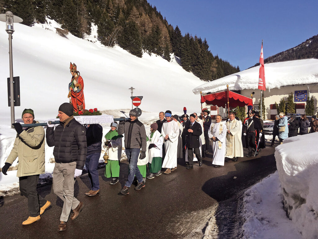 Der Glaube verbindet, vor allem am Brenner: Die St.-Valentins-Prozession führt von Italien nach Österreich und wieder zurück. Deswegen marschieren Tiroler Schützen und italienische Carabinieri mit. Foto: Siegfried Kerschbaumer