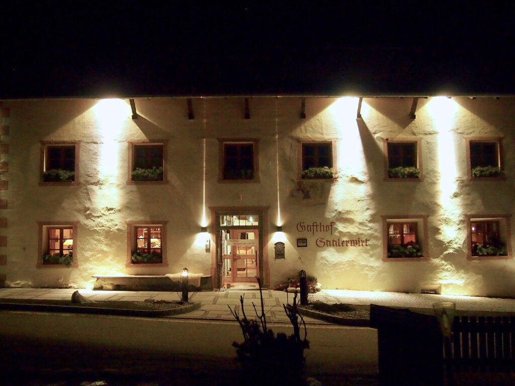 Im Gasthaus neben der Kirche kehren seit 1587 Gäste ein. Foto: Oswald Stimpfl