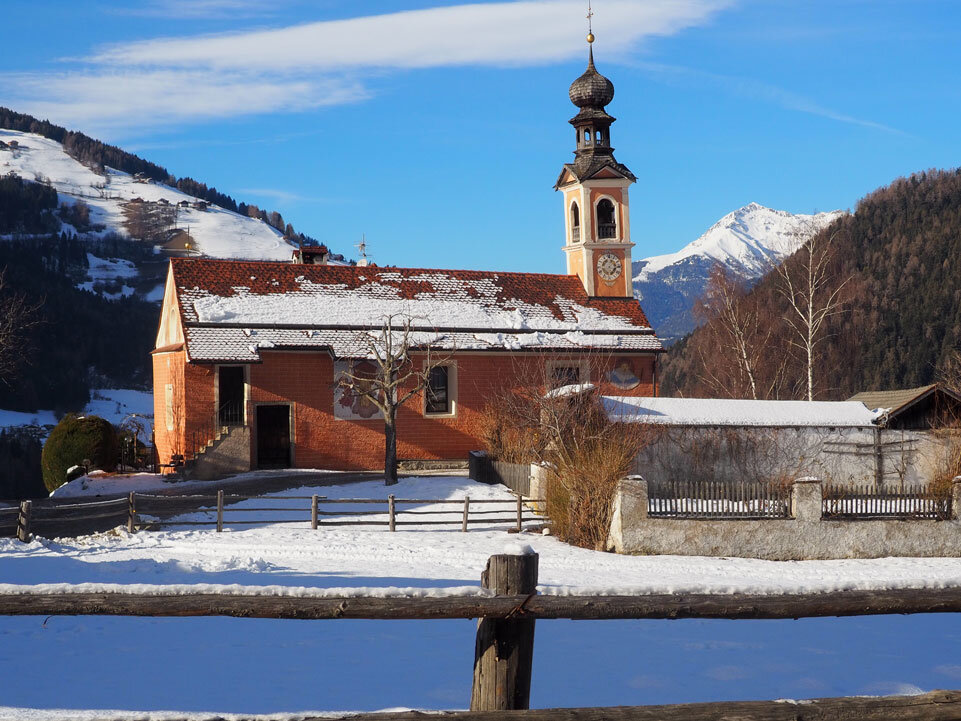 Die Kirche Maria Saalen birgt die Nachbildung der schwarzen Muttergottes mit dem Christuskind von Loreto. Foto: Oswald Stimpfl