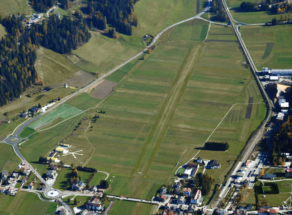 Wie wichtig ist Erreichbarkeit für eine Tourismusdestination? Und wie werden die Olympiagäste anreisen? Der Flugplatz in Toblach mit seiner 850 Meter langen Graspiste gehört zur italienischen Luftwaffe und liegt damit außerhalb des Einflussbereiches von Enac und Gemeindeverwaltung. Foto: Archiv