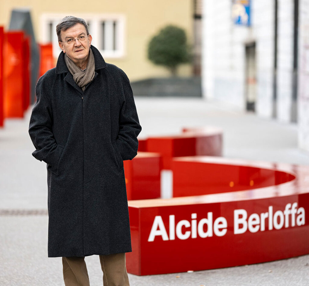 Renato Stancher, zehn Jahre lang Vizebürgermeister in Bruneck, auf dem Silvius-Magnago-Platz in Bozen: im Hintergrund der Autonomie-Parcours und die Bank für Alcide Berloffa, dem italienischen Vater der Autonomie. Foto: Ludwig Thalheimer
