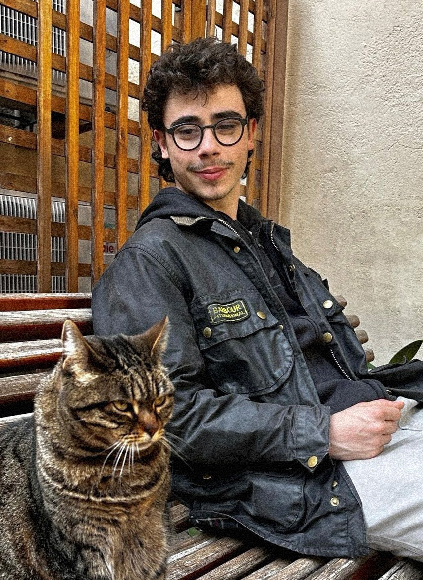 Laurenz Koler, Jahrgang 2005, ist in Bozen aufgewachsen, er studiert Bauingenieurwesen in Wien. Am 31. Jänner stellt er seinen Debütroman „Aufstehen“ vor, um 18 Uhr im Sparkassensaal im Waltherhaus in Bozen. Foto: Privat