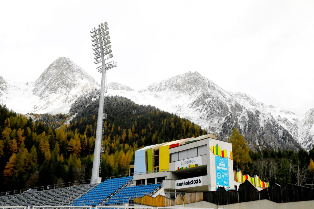 Im Herbst stand das Südtirol Home noch hinter der Tribüne im Stadion: Jetzt ist es weg. Foto: Alexander Alber