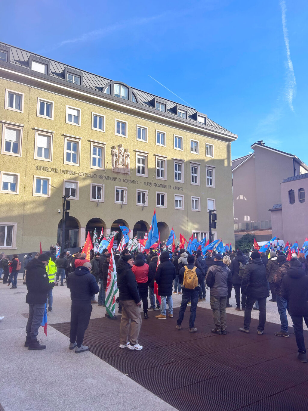 Etwa 200 Personen demonstrierten vor dem Landtag. Foto: js