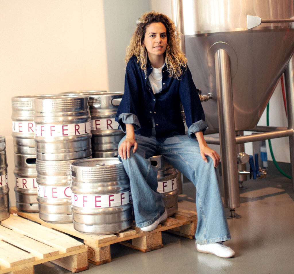 Locker und lässig: die 30-Jährige auf einem Bierfass ihrer eigenen Marke namens Freedl. Foto: Anna Tröbinger