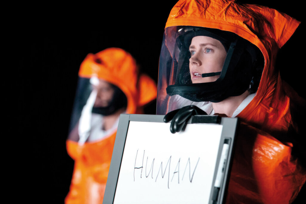 Wie sage ich den Außerirdischen, dass ich ein Mensch bin? Amy Adams als Sprachwissenschaftlerin Louise Banks in „Arrival“. Foto: www.outnow.ch
