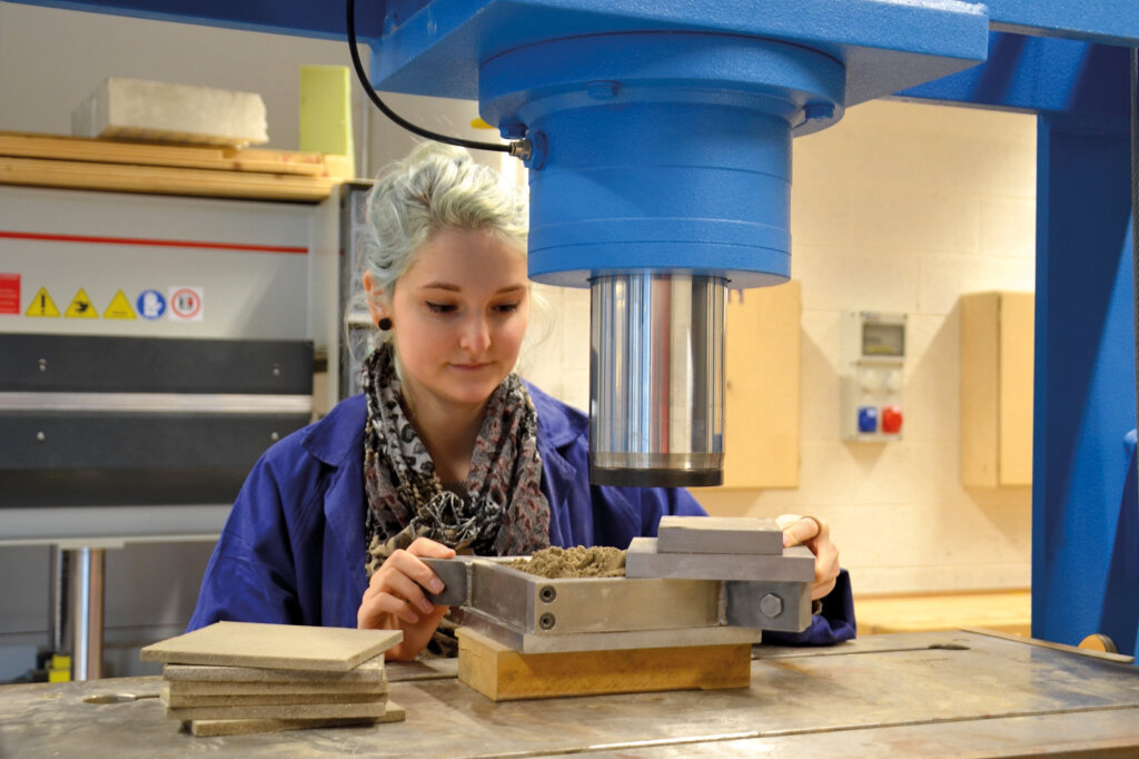 Miriam Schlägel fertigt Fliesen aus Asche. Foto: Universität Bozen