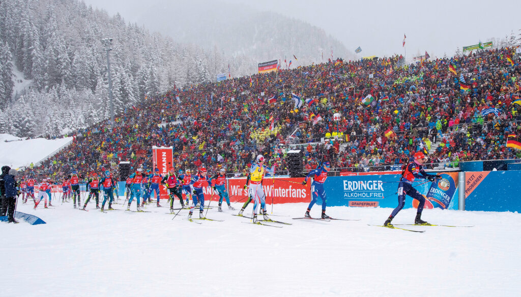 Volksfest Biathlon: Herren-Massenstart vor 12.000 Fans. Foto: Othmar Seehauser