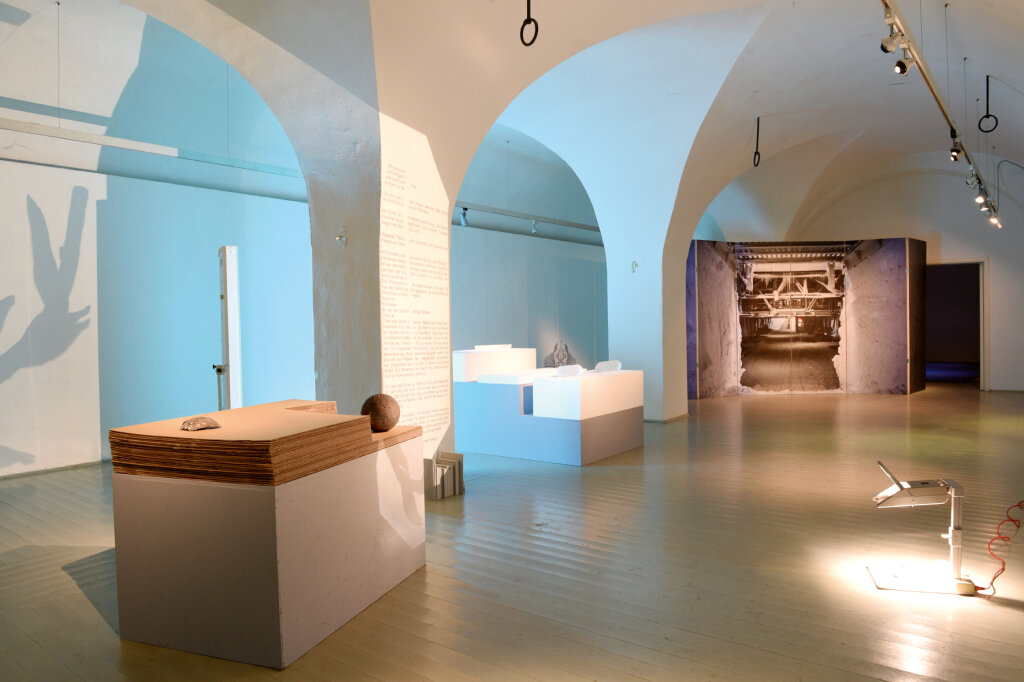 Die Ausstellung von Judith Neunhäuserer in der Galerie Prisma in Bozen. Foto: Südtiroler Künstlerbund/Leo Angerer