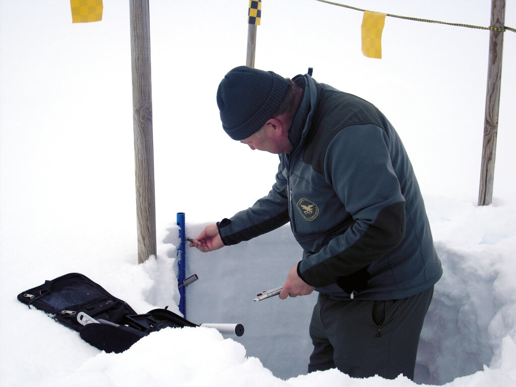 Förster bei der Erstellung eines Schneeprofils: „Skipass für dienstliche Zwecke“. Foto: Autonome Provinz Südtirol/Abteilung Forstwirtschaft
