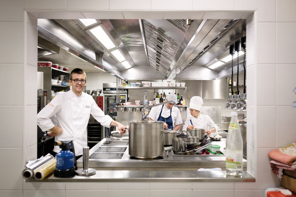 Mathias Bachmann in der Küche des Elephanten in Brixen: „Das ist nicht meine Arbeit, das ist mein Leben.“ Foto: Ludwig Thalheimer