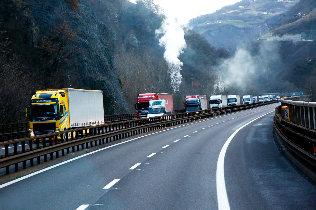 LKW-Kolonne auf der Brennerautobahn: Durch die hohen Stickoxid-Werte komme es laut EU-Luftqualitätsreport 2020 zu vorzeitigen Todesfällen. Foto: Alexander Alber