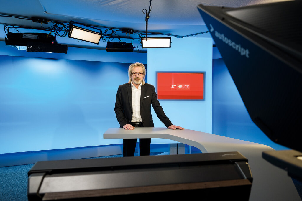 Siegfried Giuliani im neuen Bozner Sendestudio von Südtirol heute: „Jetzt sollen ruhig die Jüngeren ran.“ Foto: Ludwig Thalheimer