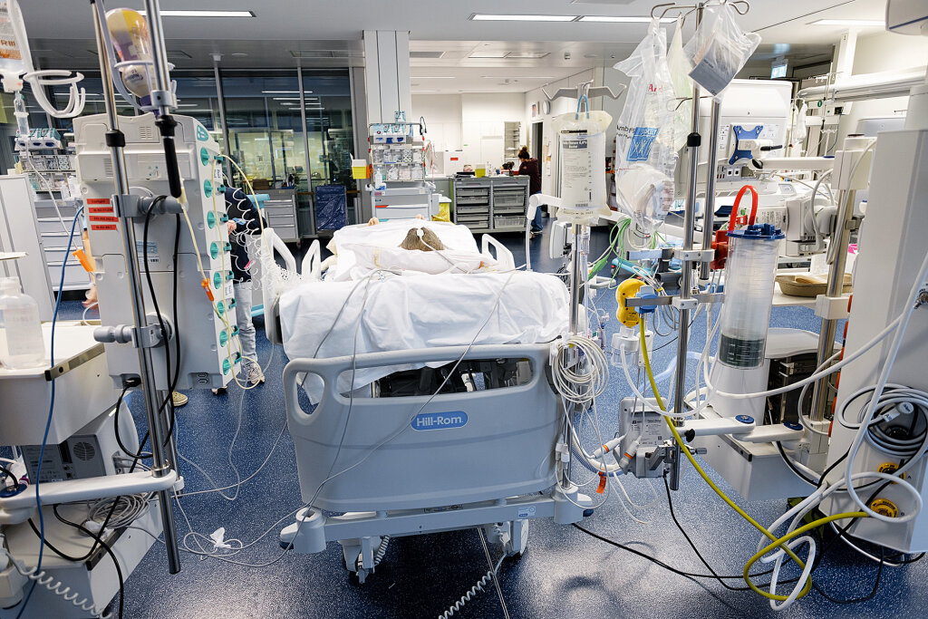 Patient Nr. 3 ist ein Mensch-Maschinen-Wesen, Kabel und Katheter sind seine Verbindung zum Leben. Die Intensivstation erinnert an einen Maschinenpark – im Haus gibt es eine eigene Abteilung für Medizintechnik. Foto: Ludwig Thalheimer