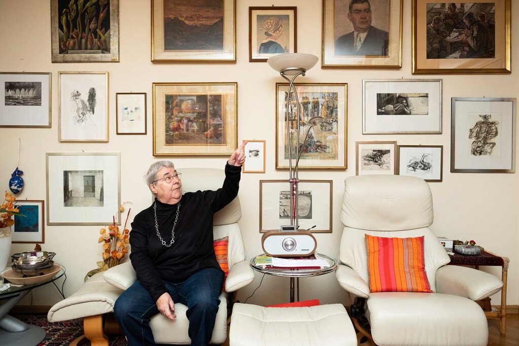 „Das da oben, das ist mein Vater.“ Waltraud Staudacher ist gerne zu Hause. In der letzten Zeit hat man wenig von ihr gehört. Sie ist ein uneitler Mensch … Foto: Ludwig Thalheimer