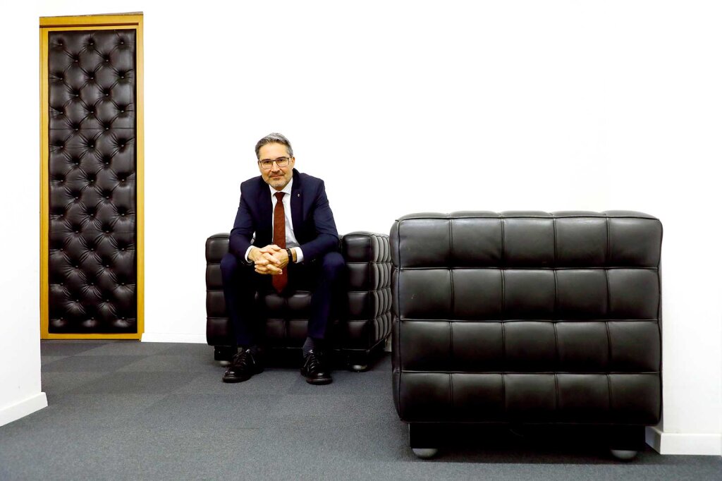 Landeshauptmann Arno Kompatscher vor seinem Büro im Landhaus I: „Man gewöhnt sich an vieles.“ Foto: Alexander Alber