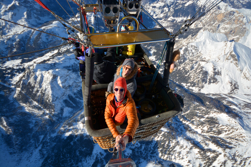 Bild oben: Nur getrieben vom Wind – Ballon mit Autor Rolf Majcen in über 4.000 Meter Höhe zwischen Passo Giau und Alleghe.