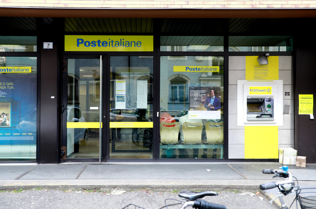 Unterbesetzte Postämter, Verzögerungen bei den Postzustellungen, karge Löhne, Kündigungen: Der Dienst der börsennotierten Post hat hierzulande den Tiefpunkt erreicht. Foto: Alexander Alber