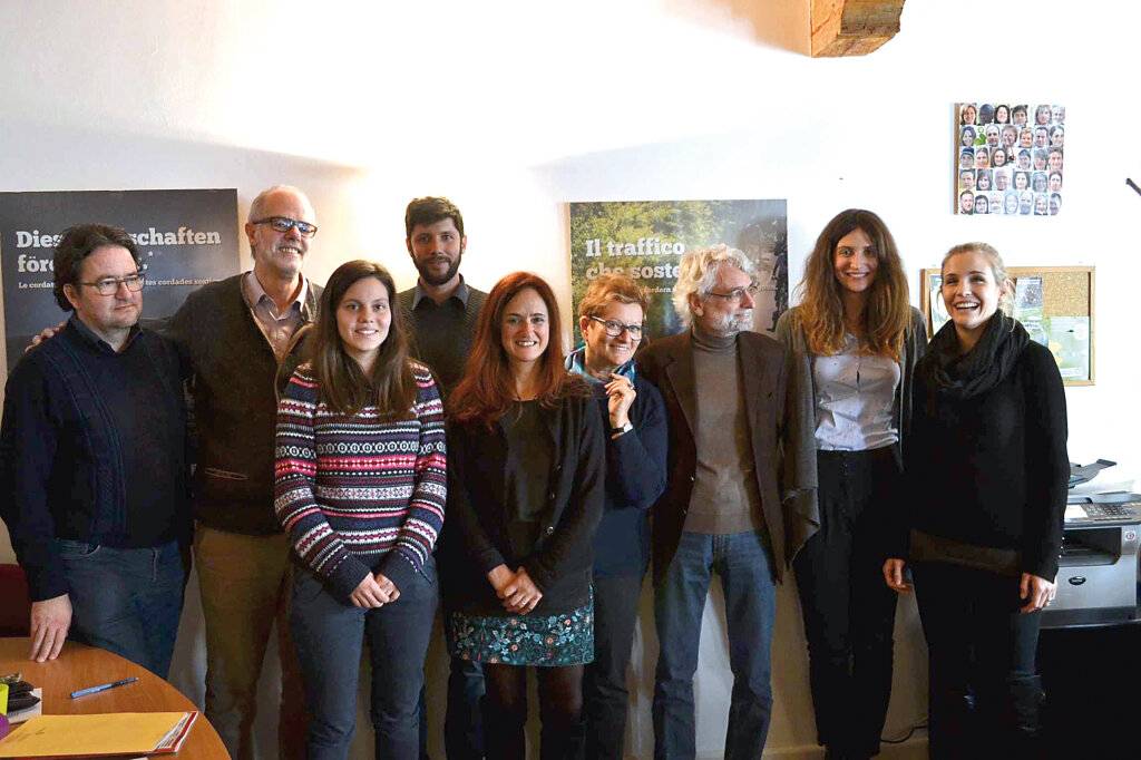 „Couragierter Vorstoß“: (von links) Hanspeter Niederkofler, Hans Heiss, Verena Plank, Markus Santer, Brigitte Foppa, Erica Fassa, Karl Tragust, Elisa Reiterer und Larissa Hofer. Foto: Südtiroler Grüne