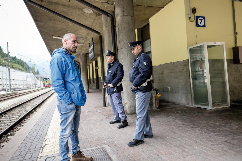 Engagiert und mit ausgeprägtem Gerechtigkeitssinn, aber auch autoritär und bestimmend: Fadel am Bahnhof Brenner. Foto: Ludwig Thalheimer
