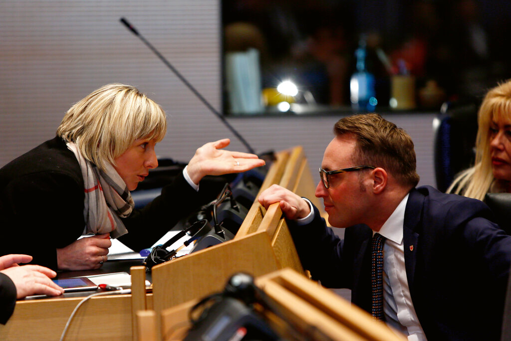 „Mit der menschenverachtenden Salvini-Lega habe ich Probleme“. Magdalena Amhof im Gespräch mit dem Lega-Abgeordneten Carlo Vettori. Foto: Alexander Alber