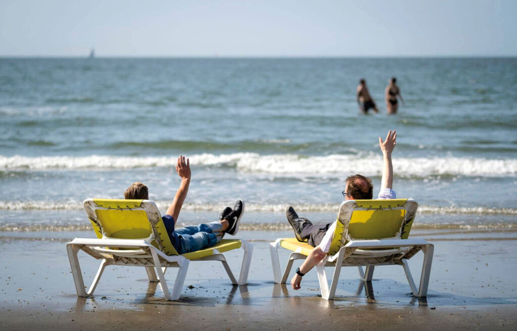 „Macht es gut!“ Im niederländischen Wijk aan Zee verabschieden sich die Bewohner von den Briten mit einem Winken übers Meer. Foto: Brexit aan Zee/Facebook